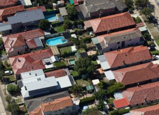 호주 “잃어버린 10년” 저임금 성장에 집을 살 기회를 박탈당한 젊은이들 Young people are facing the consequences of low wage growth from 2012 to 2022. (Henry Zwartz)