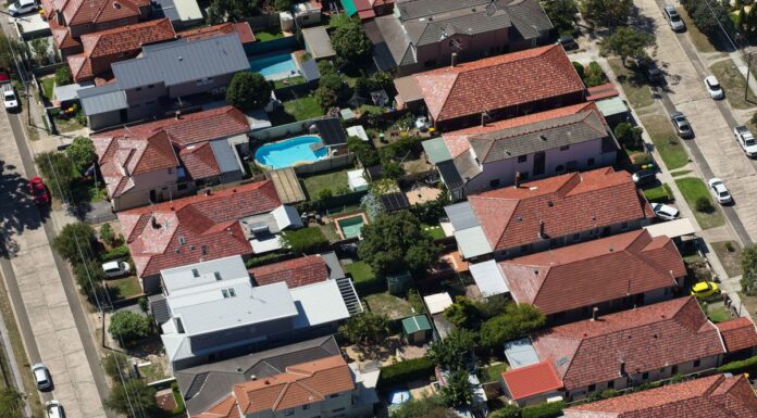 호주 “잃어버린 10년” 저임금 성장에 집을 살 기회를 박탈당한 젊은이들 Young people are facing the consequences of low wage growth from 2012 to 2022. (Henry Zwartz)