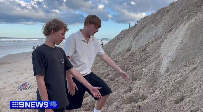 한 소년, 골드코스트 모래 사장 붕괴로 위험에 빠질뻔해 A teenager on the Gold Coast had a lucky escape yesterday after becoming trapped in a collapsing sandbank at Broadbeach. (Nine)