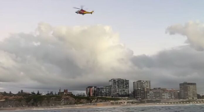 호주 뉴캐슬 해변서 여성 실종…새벽 수영 중 행방불명 Police were told an unknown woman had entered the water at around 4.25am. (NSW Marine Rescue)