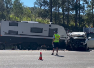 NSW 중북부 해안에서 발생한 다중 차량 사고, 2명 사망, 4명 부상 Two people have been killed and four people were rushed to hopsital after a multi-car crash on the mid-north coast of NSW. (Nine)