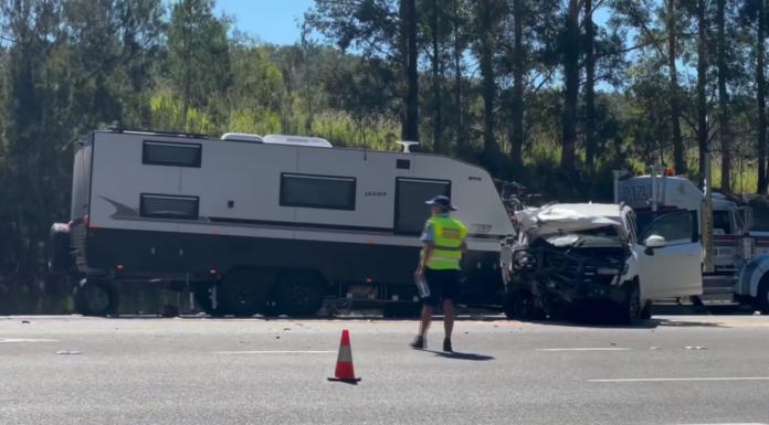 NSW 중북부 해안에서 발생한 다중 차량 사고, 2명 사망, 4명 부상 Two people have been killed and four people were rushed to hopsital after a multi-car crash on the mid-north coast of NSW. (Nine)