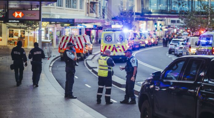 호주 본다이 정션 쇼핑몰 참극, 가해자 총기 소지 자격 있었던 사실 드러나 Bondi Junction Westfield and streets surrounding were in lockdown and closed as police and ambulance responded to Cauchi's attack. (Dion Georgopoulos The Sydney Morning Herald)