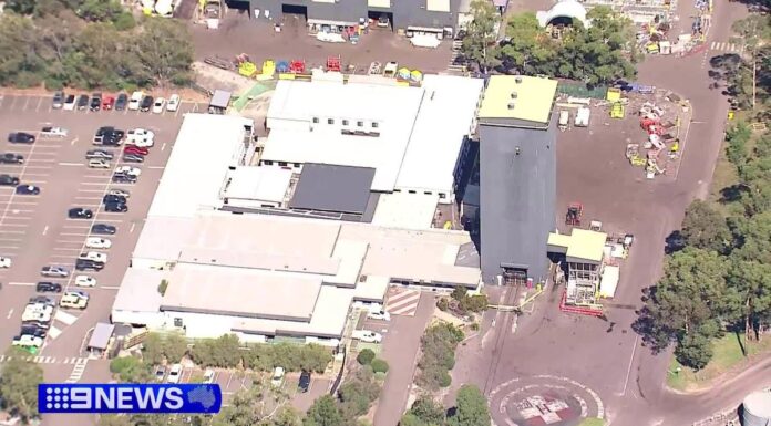 시드니 남서부 광산 붕괴 사고, 4명 구조 The group became trapped about 3am deep below the surface of GM3's Appin mine at Douglas Park. (Nine)