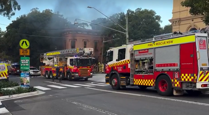 호주 시드니 글리브 주택 화재…3명 병원 이송 Three people were taken to hospital after a fire broke out at a home in Glebe. (Nine)