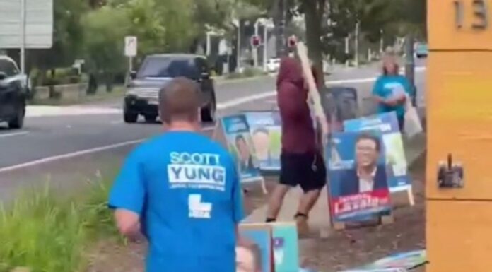 호주 시드니 맥쿼리 파크 선거 부스서 선거표지판 발로 찬 남성 기소 A man has been charged with intimidation after he was filmed allegedly kicking several political signs outside a pre-polling booth in Sydney. (Nine)