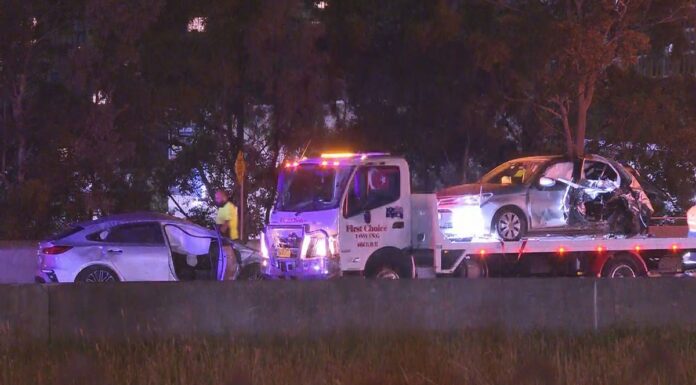 시드니 리드컴에서 자동차 3중 추돌 사고로 여러 명 부상 Multiple injured in a three car crash in Western Sydney. (NSW Police)
