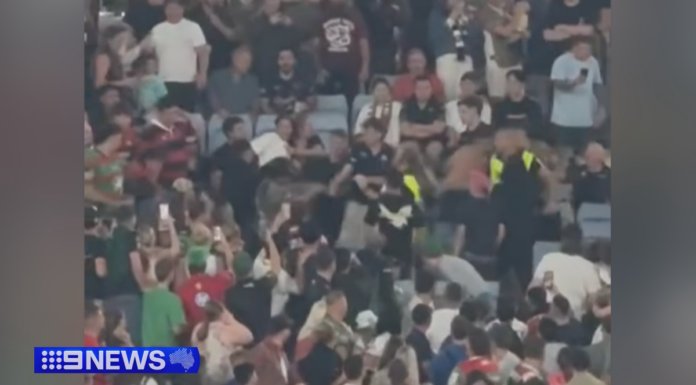 시드니 아코르 스타디움, Rabbitohs와 Roosters 경기 중 대규모 난투극 발생 Police are now investigating and Venues NSW has confirmed any offenders found by detectives will be banned from attending future events. (Nine)