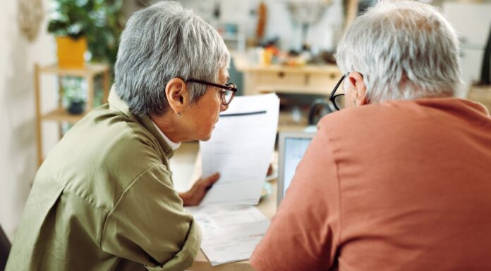 호주 연금 기금 협회(ASFA) 호주인들에게 고통을 안긴 시스템적 오류에 사과 Rear view of casually clothed senior couple going over paperwork at home (Getty)