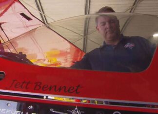 호주 애벌론 에어쇼에서 스턴트 비행기 추락, 조종사 기적적으로 회복 중 Bennet's team is now preparing for more airshows and a special aerobatic gesture to honour their mate. (9News)