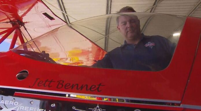 호주 애벌론 에어쇼에서 스턴트 비행기 추락, 조종사 기적적으로 회복 중 Bennet's team is now preparing for more airshows and a special aerobatic gesture to honour their mate. (9News)