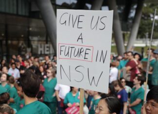 NSW 집권 노동당 공공서비스 개선 신뢰도 뒷걸음 Doctors rally outside NSW Health in Sydney. Picture Christian Gilles NewsWire