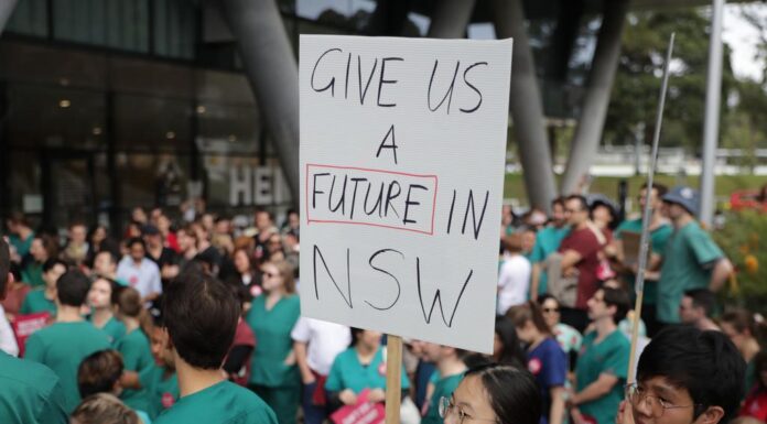 NSW 집권 노동당 공공서비스 개선 신뢰도 뒷걸음 Doctors rally outside NSW Health in Sydney. Picture Christian Gilles NewsWire