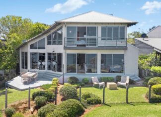 연방 의회의원 절반 이상 부동산 투자자 Mr Albanese‘s Copacabana holiday home, purchased for $4.3 million last year. Picture Realestate.com.au