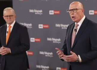 자유연정 집권하면 호주 대학 유학생 비자 신청비 폭등 Opposition leader Peter Dutton gestures as Australian Prime Minister Anthony Albanese, left, watches during their TV debate in Sydney, Australia, Tuesday, April 8, 2025. (Jason Edwards Pool Photo via AP) (AP)