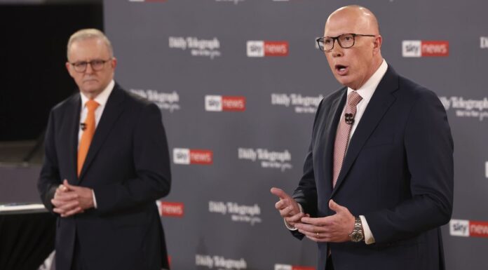 자유연정 집권하면 호주 대학 유학생 비자 신청비 폭등 Opposition leader Peter Dutton gestures as Australian Prime Minister Anthony Albanese, left, watches during their TV debate in Sydney, Australia, Tuesday, April 8, 2025. (Jason Edwards Pool Photo via AP) (AP)