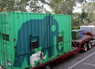 호주 시드니 타롱가 동물원 코끼리, 사우스오스트레일리아로 이주 The crates for transportation were lifted by crane onto trucks. (Nine)