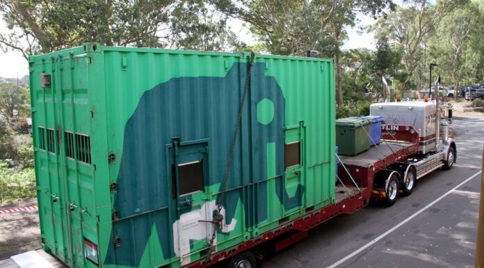 호주 시드니 타롱가 동물원 코끼리, 사우스오스트레일리아로 이주 The crates for transportation were lifted by crane onto trucks. (Nine)