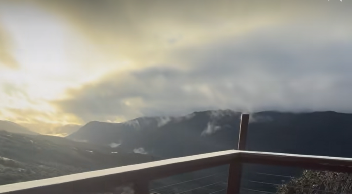 NSW 스노위 마운틴, 첫 눈 내리다 The first dusting of snow this year has fallen at Thredbo in the NSW Snowy Mountains. (Thredbo_9news)