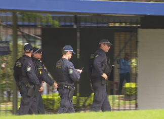 시드니, 셀렉티브 시험장에 폭력 진압 경찰 투입 More than 2500 students and parents were caught in chaos as students attempted to sit the NSW selective schools test today. (Nine)