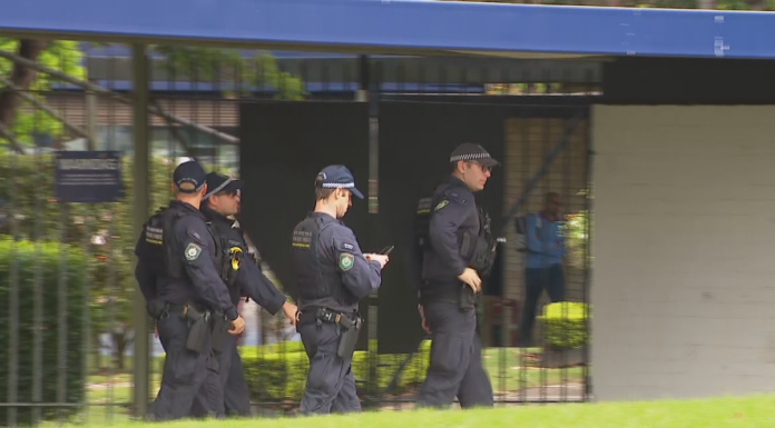 시드니, 셀렉티브 시험장에 폭력 진압 경찰 투입 More than 2500 students and parents were caught in chaos as students attempted to sit the NSW selective schools test today. (Nine)