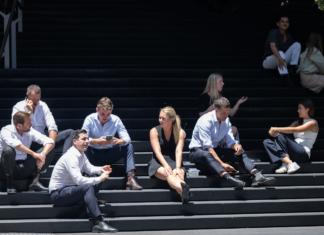 호주, 살기 좋은 곳이지만 일하기 나쁜 곳 Australia regularly ranks among the world’s best places to live. But a recent survey of its workforce tells a different story.CreditLouie Douvis