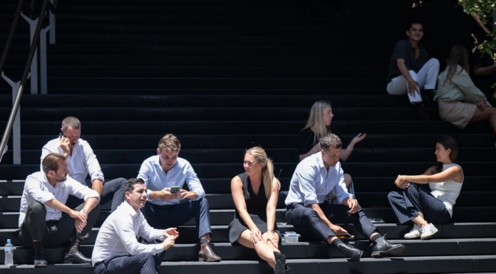 호주, 살기 좋은 곳이지만 일하기 나쁜 곳 Australia regularly ranks among the world’s best places to live. But a recent survey of its workforce tells a different story.CreditLouie Douvis