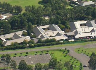 시드니, COVID-19 유행으로 사망한 요양원 희생자들에게 보상 지급 승인 Shine represents relatives of six of the 19 residents who died from COVID-19 as well as others who died at the nursing home. (9News)