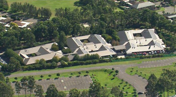 시드니, COVID-19 유행으로 사망한 요양원 희생자들에게 보상 지급 승인 Shine represents relatives of six of the 19 residents who died from COVID-19 as well as others who died at the nursing home. (9News)