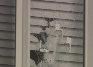 시드니, 총격과 방화 사건에 연루된 10대 체포 Bullet holes in the windows of the Marsden Park home. (Nine)