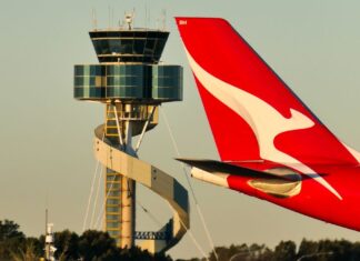 시드니 공항 근로자, 5미터 높이에서 떨어져 머리 부상 Sydney Airport and Qantas are assisting with a Safe Work NSW investigation. (Getty)