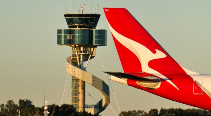 시드니 공항 근로자, 5미터 높이에서 떨어져 머리 부상 Sydney Airport and Qantas are assisting with a Safe Work NSW investigation. (Getty)