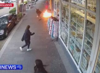 NSW 센트럴코스트 한 상점에 방화 사건 발생 A family have been forced to jump over flames to escape a burning shop on the NSW Central Coast. (Nine)