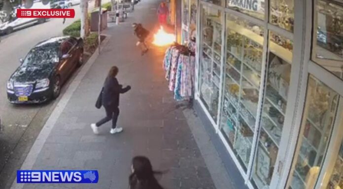 NSW 센트럴코스트 한 상점에 방화 사건 발생 A family have been forced to jump over flames to escape a burning shop on the NSW Central Coast. (Nine)