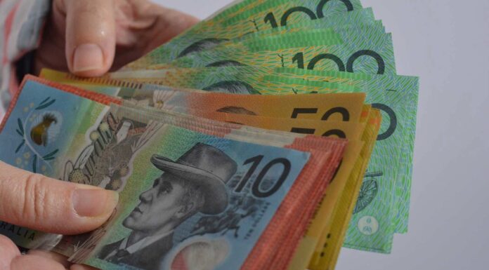 호주 직장인 70%, 생계 위해 ‘투잡’ 고려 In a survey of 2000 people, 90 per cent said they were concerned their salary alone wouldn't be enough to cover their yearly expenses. (iStock)