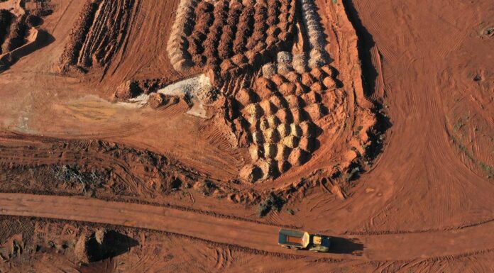 호주 기업 중희토류 중국 외 지역 최초 공급업체로 등극 2.Lynas Rare Earths announced it has successfully produced dysprosium oxide at its Malaysian facility. It marks the first time the element has been commercially separated outside China. Photographer Carla GottgensBloombe