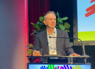 NSW 정부 쓰레기 매립지 위기에 폐기물 인프라 확충 계획 Mike Ritchie has more than 25 years' experience in the waste and environment sector. (ABC Coffs Coast Toby Hemmings)