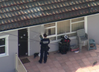 호주 시드니, 집에 30발 총격 사건 발생 Police are investigating after shots were fired at a suburban home in Sydney's west in the early hours of this morning. (Nine)