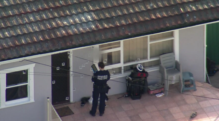 호주 시드니, 집에 30발 총격 사건 발생 Police are investigating after shots were fired at a suburban home in Sydney's west in the early hours of this morning. (Nine)