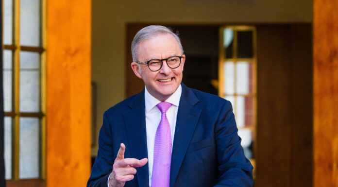 호주 노동당 압승 – 노동당 재집권으로 달라지는 정책 Prime Minister Anthony Albanese has added his own voice to criticism of the Greens as the minor party dwells on a disastrous House of Representatives wipeout. (James Brickwood)