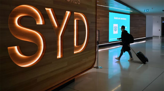 호주 공항 입국수속 3류 The announcement comes a week after Sydney Airport opened up for international travel. (AAP Joel Carrett)