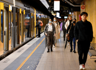 시드니 6개 열차 주요 노선 지각운행 The state government has offered rail workers a 9.5 per cent pay rise over three years. (AAP Bianca De Marchi)