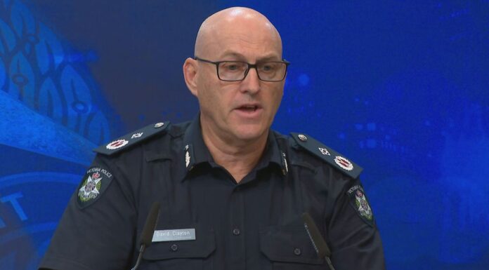 호주 멜버른 프레스턴 쇼핑센터 난투극으로 4명 기소 Victoria Police Deputy Commissioner David Clayton addresses the media after the alleged gang fight. (Nine)