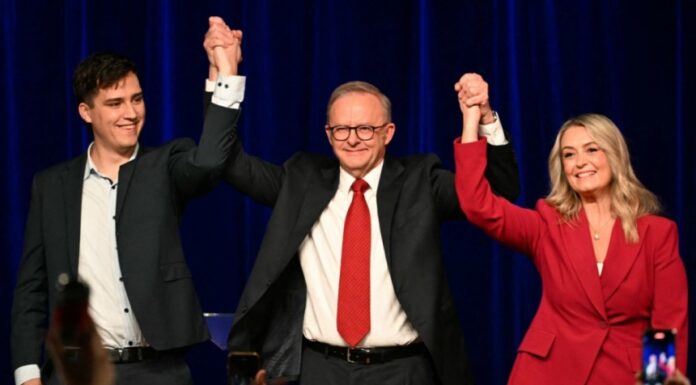 호주 연방 선거에서 노동당, 뉴사우스웨일스 주요 선거구에서 압승 앤서니 앨버니지 호주 총리가 3일 시드니에서 집권 노동당이 총선서 승리한 뒤 가족과 기뻐하고 있다_afpbbnews