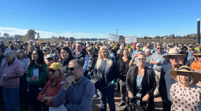 호주 NSW 타리: 홍수 피해 주민들, 7만 5천 달러 지원 촉구 집회 열어 Thousands of Mid North Coast residents gathered by the banks of the Manning River. (ABC Mid North Coast Marina Trajkovich)