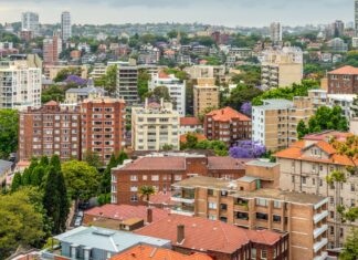 호주 시드니 포츠포인트: 레지오넬라균 확산에 따른 보건 경고 People living in or who have visited Potts Point in the past 10 days should stay vigilant for symptoms of the disease(Getty ImagesiStockphoto), which include a fever, chills, a cough and shortness of breath.