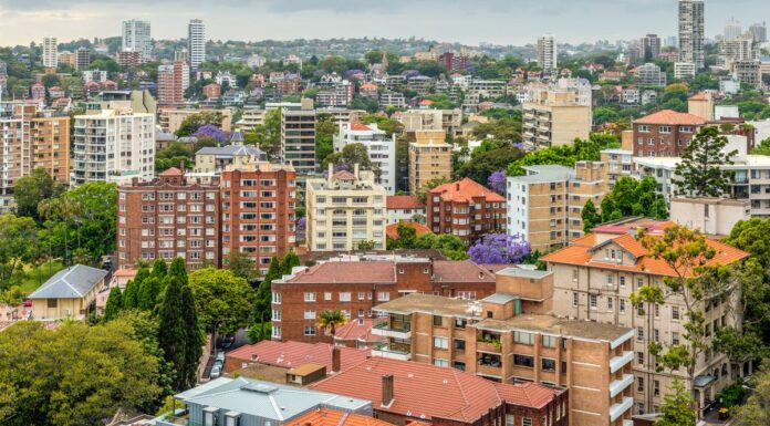호주 시드니 포츠포인트: 레지오넬라균 확산에 따른 보건 경고 People living in or who have visited Potts Point in the past 10 days should stay vigilant for symptoms of the disease(Getty ImagesiStockphoto), which include a fever, chills, a cough and shortness of breath.