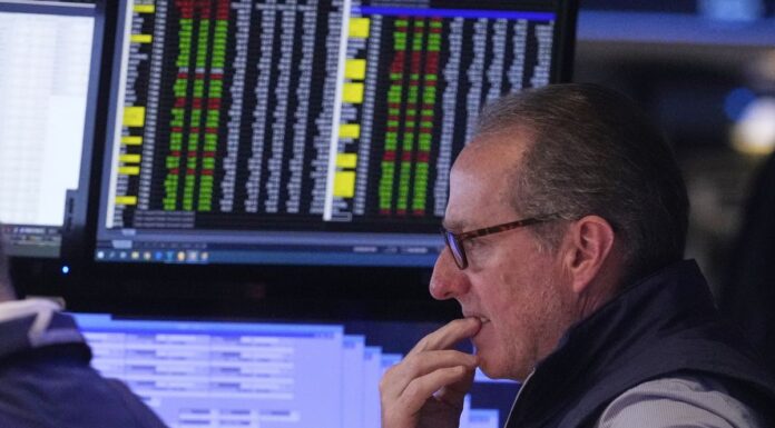 이스라엘-이란 충돌로 국제유가 급등, 세계 증시 하락 Oil surged, stocks fell and investors sought safety in the US dollar and government bonds on Friday after Israel struck Iranian nuclear and military targets. (AP PhotoRichard Drew)