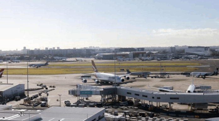 시드니 국제공항 스마트게이트 키오스크 8대 설치로 대기 시간 10% 단축 The new kiosks were installed in the international terminal this year. (Nine)