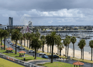 시드니 시민들이 도시 탈출을 선호하는 지역 1위는 빅토리아주 질롱 The Eastern Beach in Geelong, Victoria. (Nine)